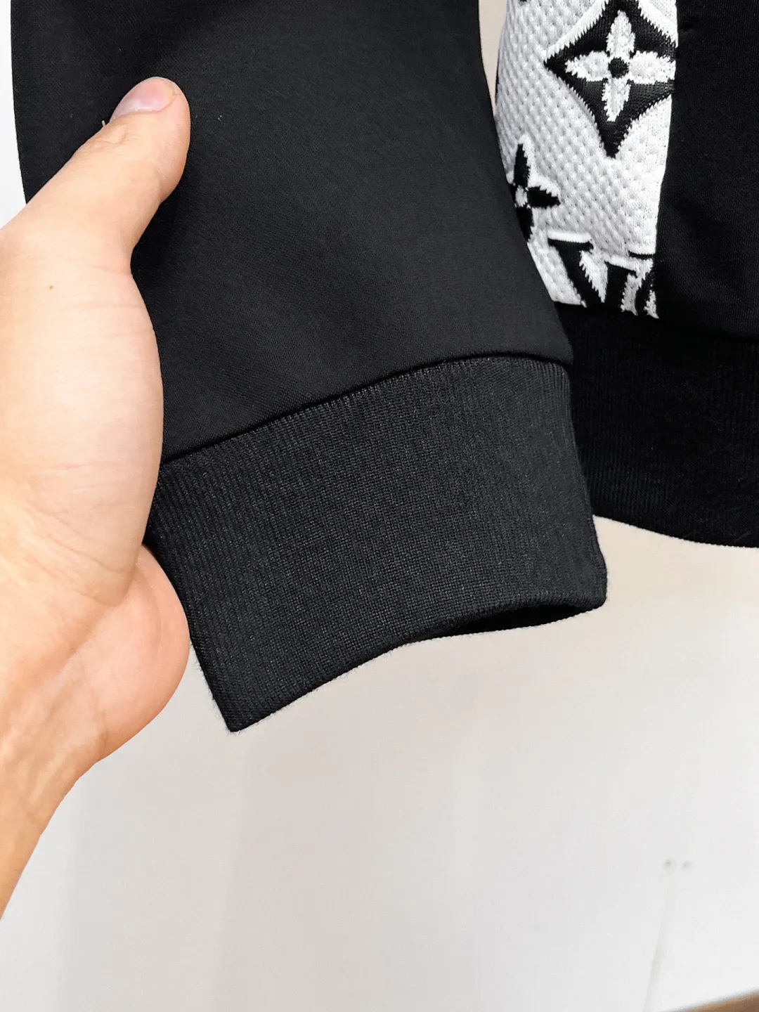 🅿️720 LV 2025 autumn and winter new counter casual suit, breathable, comfortable and casual! Full of high-end feel! The details are exquisite and high-end, and the workmanship is impeccable! The original high-end fabric is very high-end! The fabric is crisp, anti-wrinkle and wear-resistant, warm, neat and stylish. Everyone must buy a set this autumn and winter. They must look cool and handsome when wearing it. We specially recommend the size M-3XLC30
